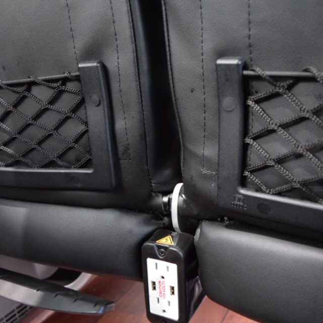 Luxury Bus With Leather Black Seats with Electrical Outlets
